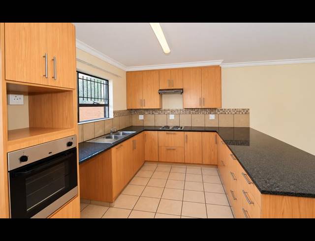 2 BEDROOM TOWNHOUSE FOR SALE IN LANGENHOVENPARK